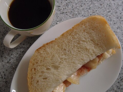 苺ジャムと桃のサンドイッチとコーヒーの朝食